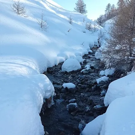 Le Schuss Montagne En Bas Des Pistes