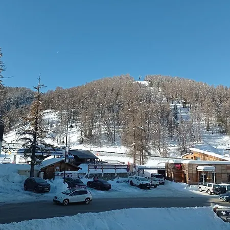 Le Schuss Montagne En Bas Des Pistes *