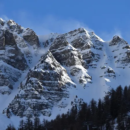 Le Schuss Montagne En Bas Des Pistes